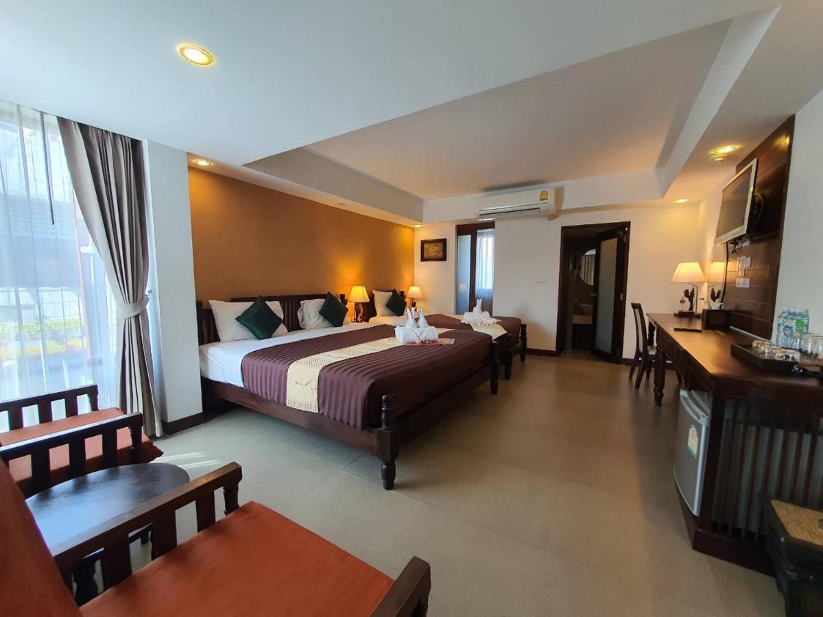 Goldenbell Hotel Chiangmai Чиангмай Екстериор снимка